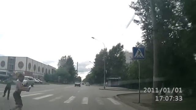 а потом говорят водители виноваты!! смотреть онлайн