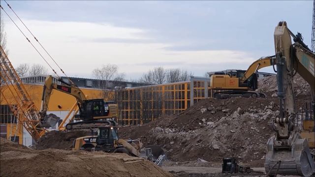 Excavator Volvo EC 300 load truck , CAT 336 and more смотреть онлайн
