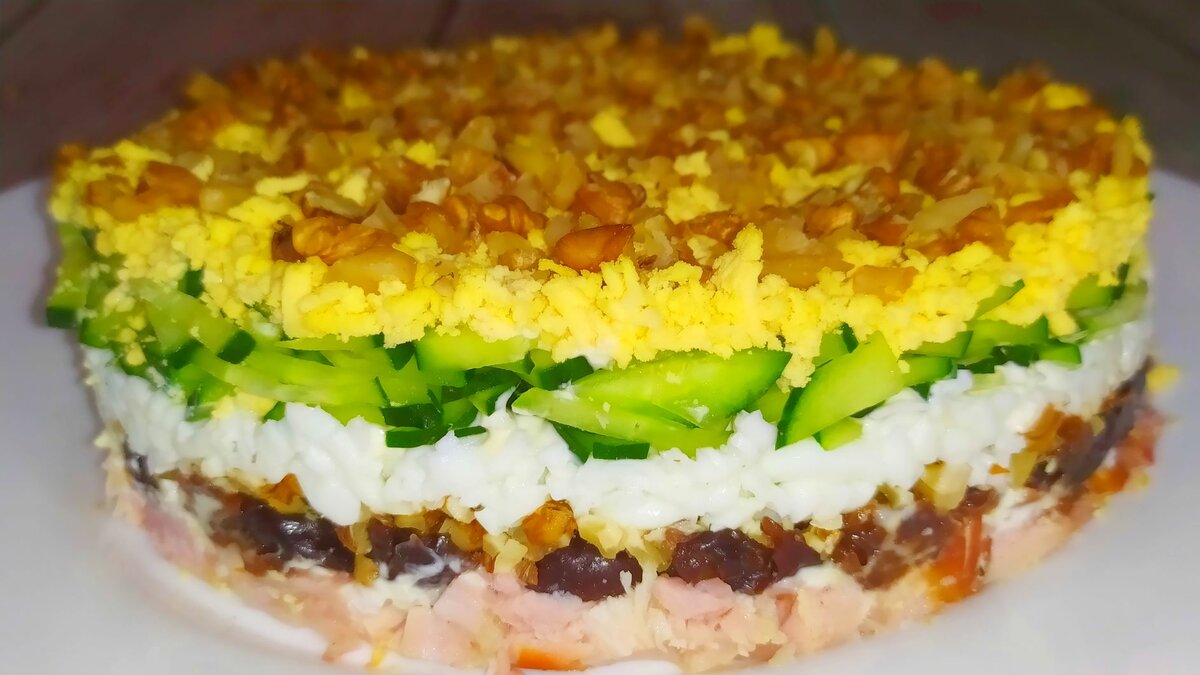Слоеный САЛАТ с КОПЧЕНОЙ КУРИЦЕЙ и черносливом! ВКУСНО и СЫТНО! смотреть онлайн