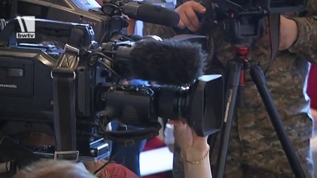 Nah bei der Truppe -Verteidigungsminister zu Guttenberg - Bundeswehr смотреть онлайн