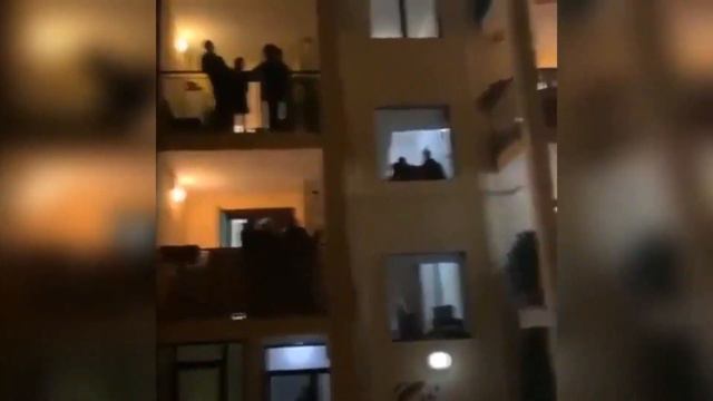 Em quarentena, italianos cantam nas janelas смотреть онлайн