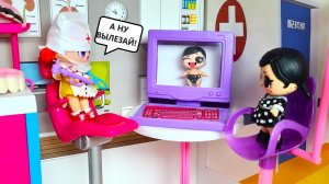 А НУ, ВЫЛЕЗАЙ! ДОКТОР ЖДЕТ! Семейка Венздей у стоматолога?? Смешные куклы ЛОЛ мультики Даринелка