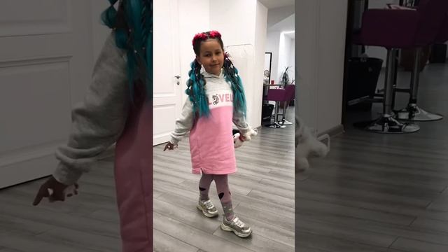 Косы с канекалоном. Яркие прически. смотреть онлайн