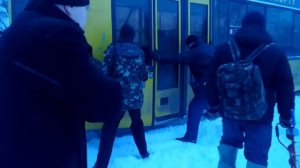 автобус застрял на перекрестке.