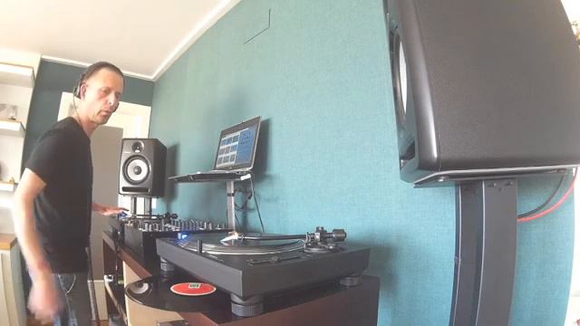 DJ RUBEN NAVARRO - Camelot Live 18 Abril 2020 смотреть онлайн