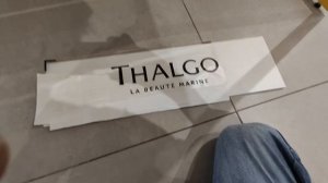 Монтаж надписи на трафаретной самоклеющейся плёнке плоттерной резки