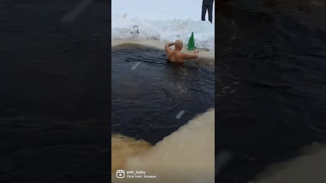 Сегодня 02.01.2022 открыли сезон купания в проруби) @morzhi_strezhevoy #морж #закаливание #hardenin смотреть онлайн