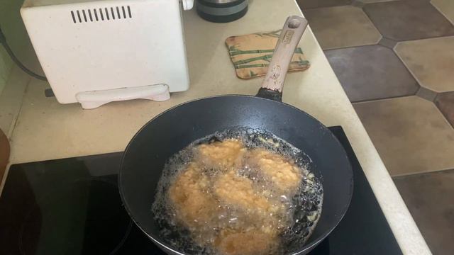 Куриная грудка в кляре с луком смотреть онлайн