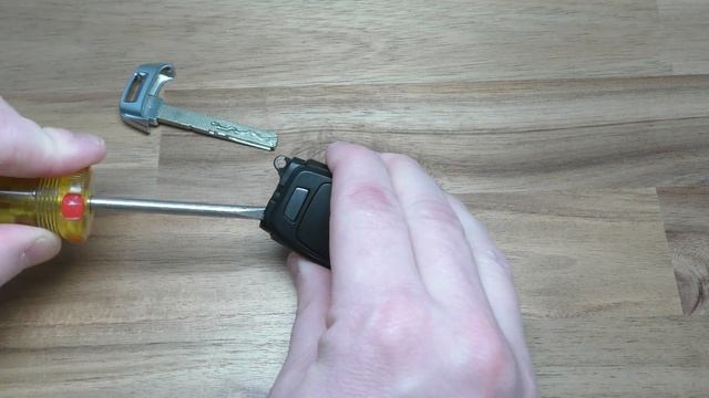 Audi Key Fob battery change - (US) Key battery DIY смотреть онлайн