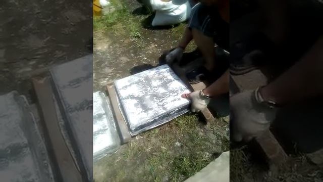 Расформовка тротуарной плитки под солнцем смотреть онлайн