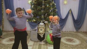 Силачи в старшей группе на новогоднем утреннике Цирк 2015.Муз рук Максюта Г. В.