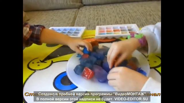 Копия видео "Медина и Адлан делают разноцветные льдинки" смотреть онлайн
