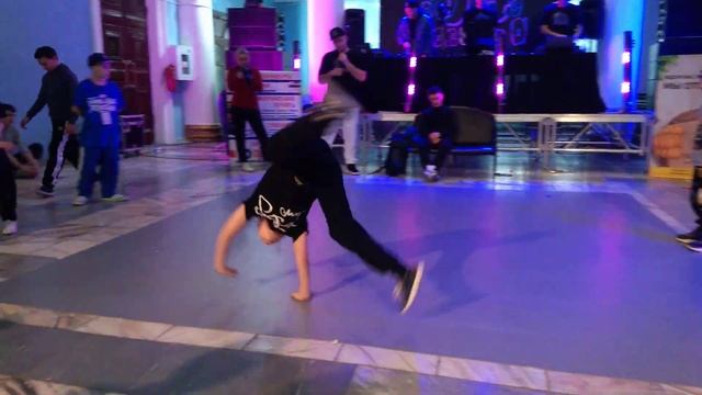 Батл 1 - B-Boy's начинающие до 6 лет "URBAN BREAKERS 15 ЛЕТ" 2022 смотреть онлайн