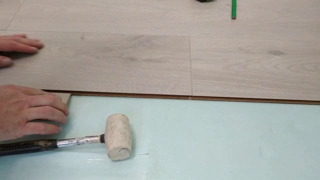 Как смонтировать одному человеку длинные полосы ламината без пластиковых защёлок смотреть онлайн