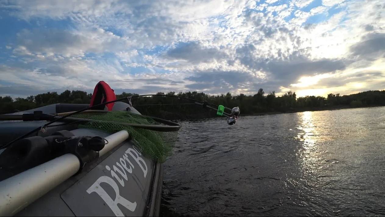 Рыбалка на вечернем закате. Крупный лещ на кольцо на Волге смотреть онлайн