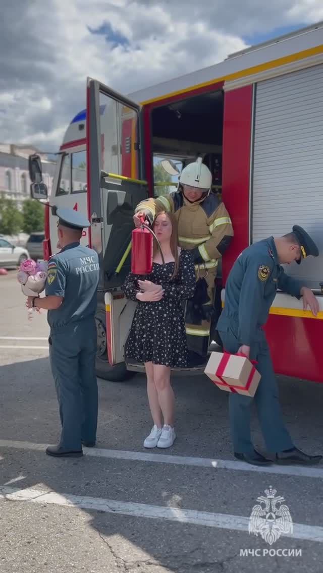 ❗ МЧС России за безопасные подарки! смотреть онлайн