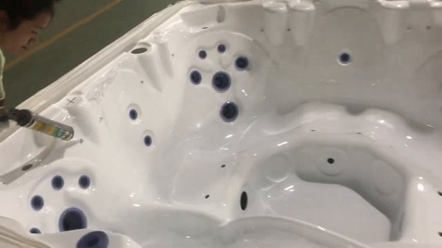 Цех установки форсунок и всей инсталляции в чашу гидромассажного спа бассейна на фабрике Lovia Spa