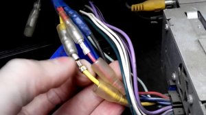 При запуске двигателя магнитола выключается .(есть решение)