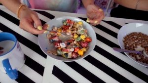 РАДУЖНАЯ ЕДА vs ЧЕРНО БЕЛАЯ Челлендж / 24 ЧАСА В СВОЁМ ЦВЕТЕ / Алиса Лисова и Лиза