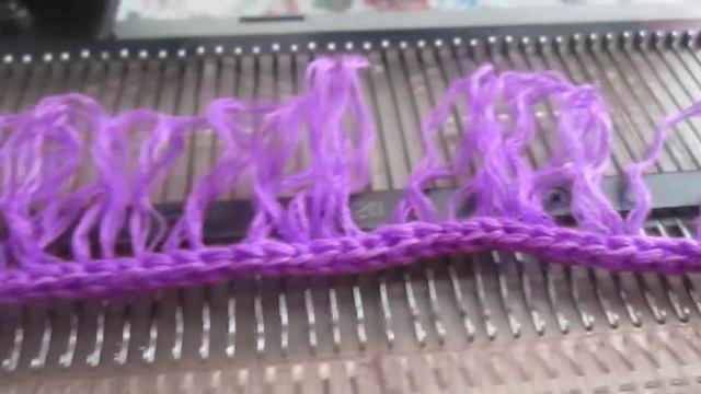 Вяжем бахрому на вязальной машине и спицами смотреть онлайн