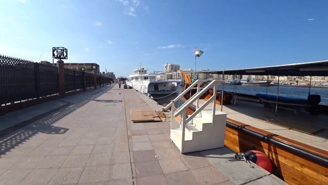 Золотой рынок Дубай и исторический район Аль-Фахиди в Al Seef на берегу Дубай-Крик ОАЭ смотреть онлайн