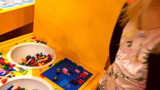 Смотрим игрушки в детском мире...Super Mario LEGO... смотреть онлайн