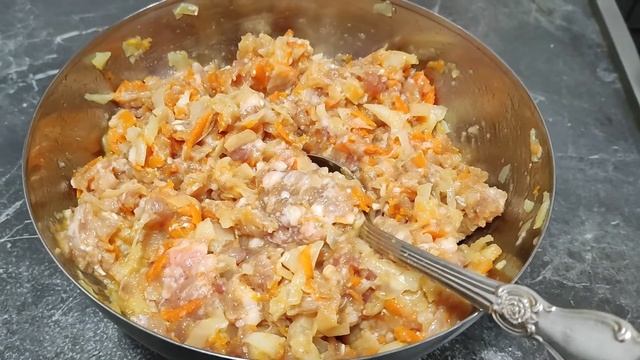 Готовим всеми любимое блюдо фарш с овощами в подливке. смотреть онлайн