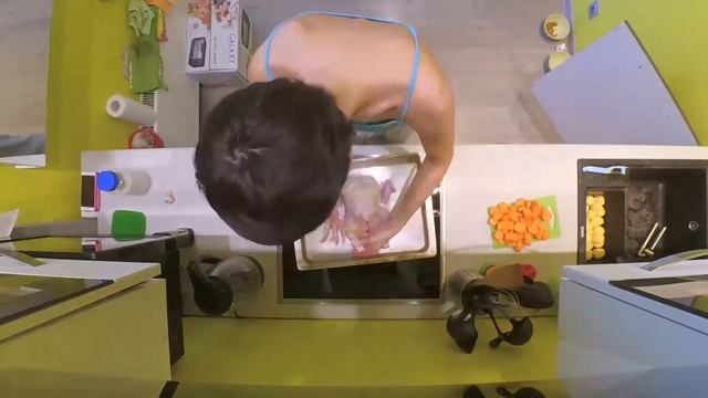 Запекаем цыпленка с овощами. смотреть онлайн