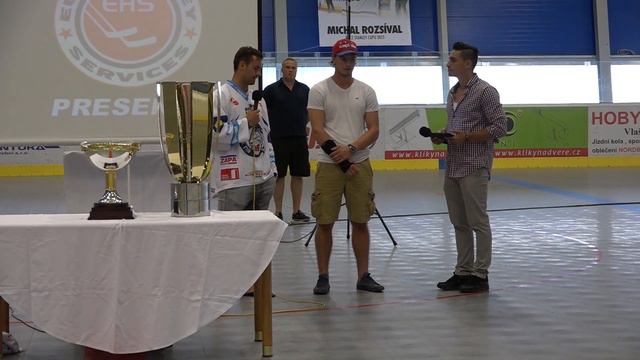 Hokejový útočník Michal Řepík s hokejovými poháry ve Vlašimi. смотреть онлайн