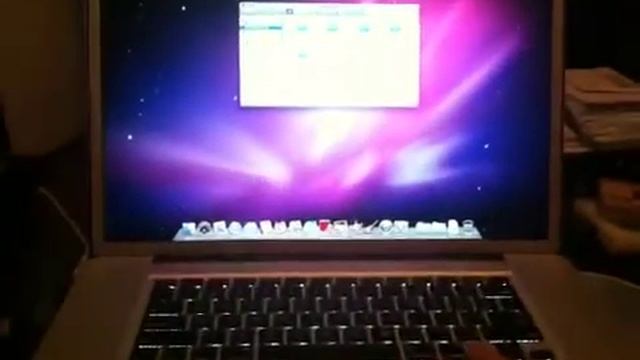 quick & dirty iphone video of apple macbook pro 17" core i7 bootup смотреть онлайн