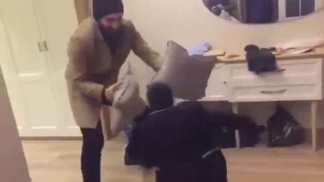 Дерзкий карлик злой карлик турок карлик карлик дерётся Турецкий карлик дерётся боксирует угар ржач смотреть онлайн
