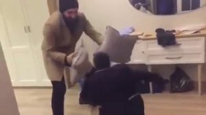 Дерзкий карлик злой карлик турок карлик карлик дерётся Турецкий карлик дерётся боксирует угар ржач