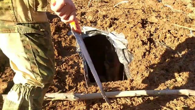 ЗЕМЛЯНКА НА СКЛОНЕ ЧАСТЬ -12, УКРЕПЛЯЕМ СТЕНКИ ВНУТРИ ЗЕМЛЯНКИ И ДОДЕЛЫВАЮ ДВЕРЬ!!! смотреть онлайн