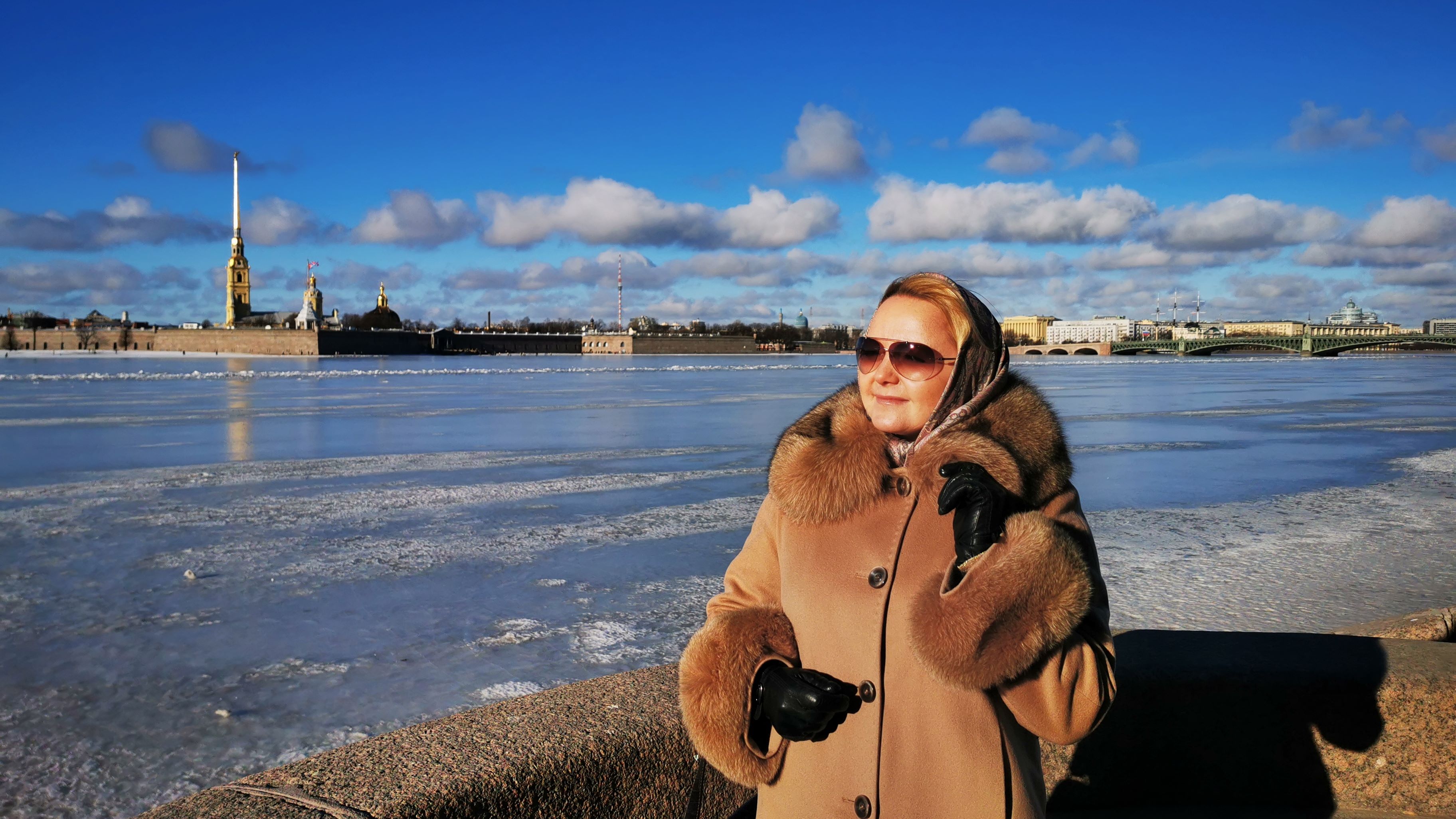 Сверкающий шпиль Петропавловского собора, зеркало спящей Невы и зайчики в окнах старинных особняков смотреть онлайн