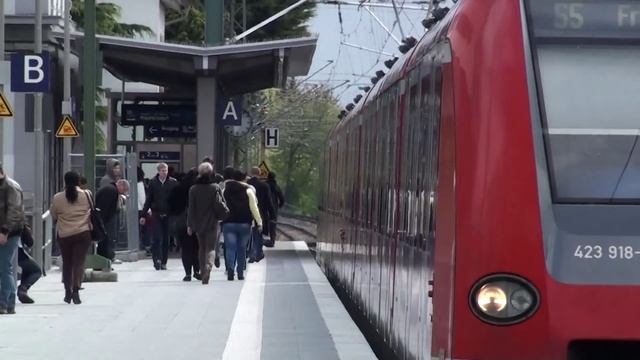 Frankfurt Rödelheim Bahnhof - Ein und Ausfahrt der Linie S5 nach Friedrichsdorf Bad Homburg смотреть онлайн