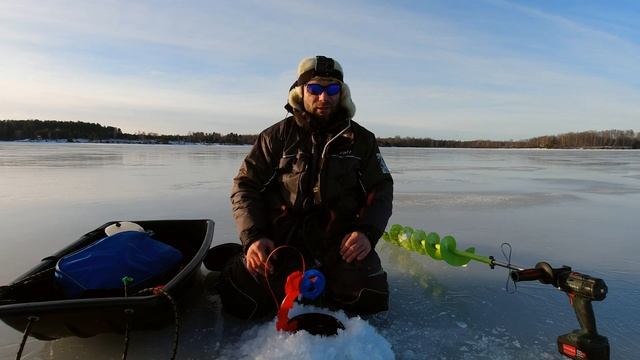 Новогодний рыбацкий сюрприз! Озеро ВОЛГО! Зимняя рыбалка  Судак на жерлицы
