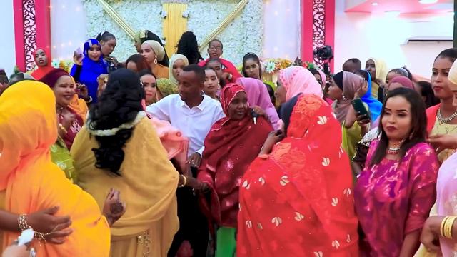 Asma Omar Iyo Rahiima Alli New Song Arooskii Nimco Migil Iyo Hassan смотреть онлайн