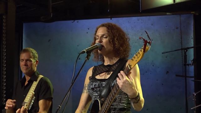 'Fade Or Burn' - Jennifer Tefft and The Strange смотреть онлайн