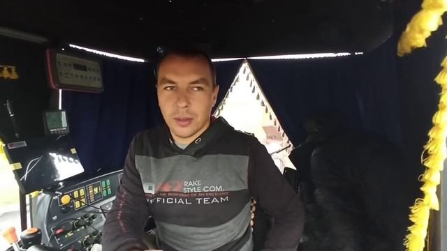 Влип на Спаренных колесах на Мтз 3522 с сеялкой Kvenerland 6000 смотреть онлайн