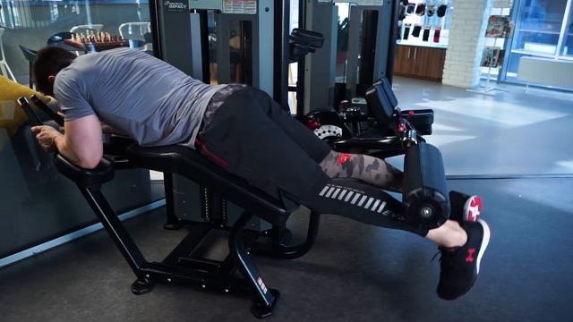 Качаем ноги! Бицепс бедра. Сгибаине голени лежа в тренажере. Упражнения для ног. смотреть онлайн