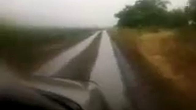 ВАЗ 2110 по полям после сильного дождя смотреть онлайн