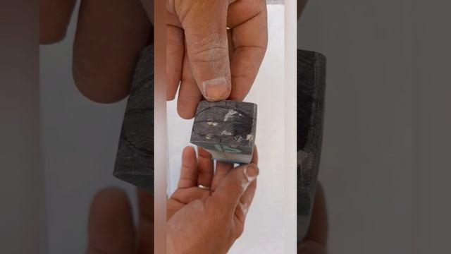 Рукоять из эпоксидки и 7 разных пород веток. Resin knife handle and 7 kinds of branches.#shorts смотреть онлайн