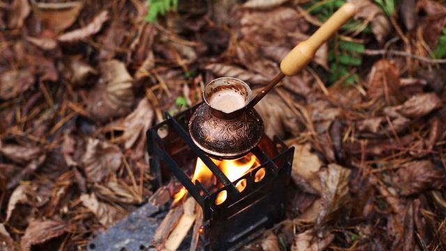 Горячий шоколад в лесу на костре