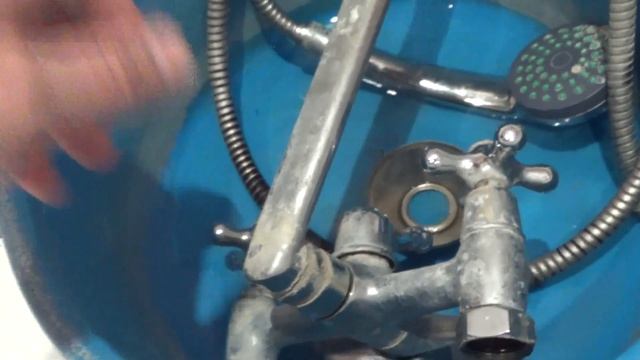 Слабый напор горячей воды на одном кране. С этим Вы ещё не сталкивались. смотреть онлайн