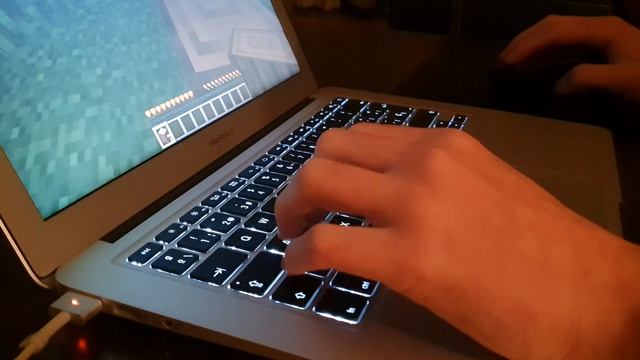 MacBook Air (13" 2017) Keyboard Test (Minecraft) смотреть онлайн