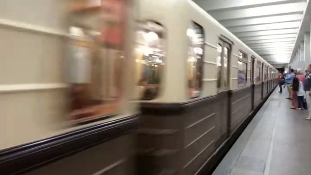 81-717/714.5А Ретропоезд Сокольники На станции Юго-Западная смотреть онлайн