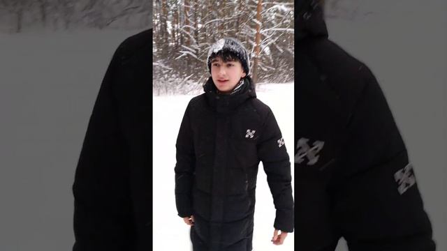 Кто нибудь видит человека за деревом, в сосновом Бору смотреть онлайн