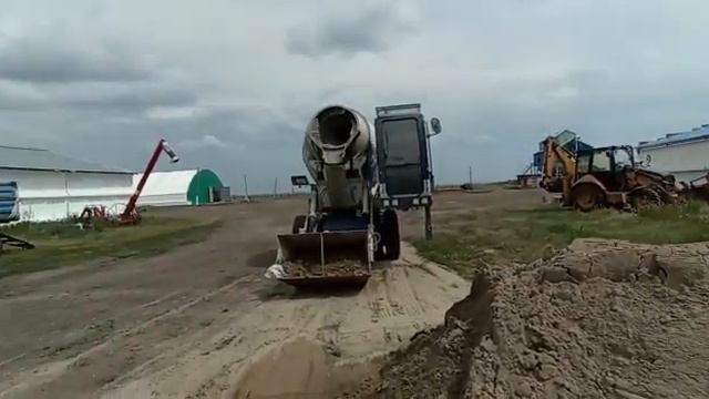 Автобетоносмеситель с самозагрузкой AS 3.5 работает в горде Павлодаре, Казахстан смотреть онлайн