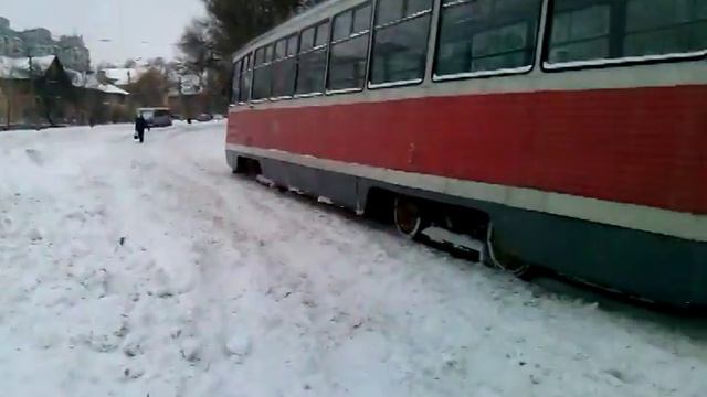 Трамвай в снегу буксует смотреть онлайн