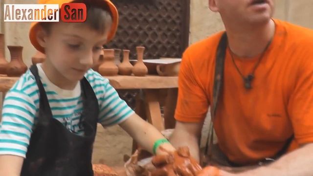 ДЕТСКИЙ ГОРОД ПРОФЕССИЙ как КИДБУРГ Саша стал ГОНЧАРОМ Сделал Вазу Для Мамы Профессия Для Детей смотреть онлайн